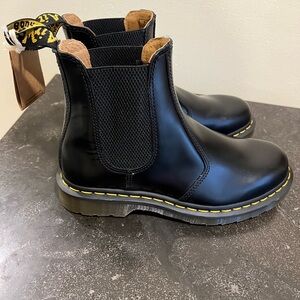 NWT Doc Martens 2976 Smooth Chelsea Boot Sz 8
